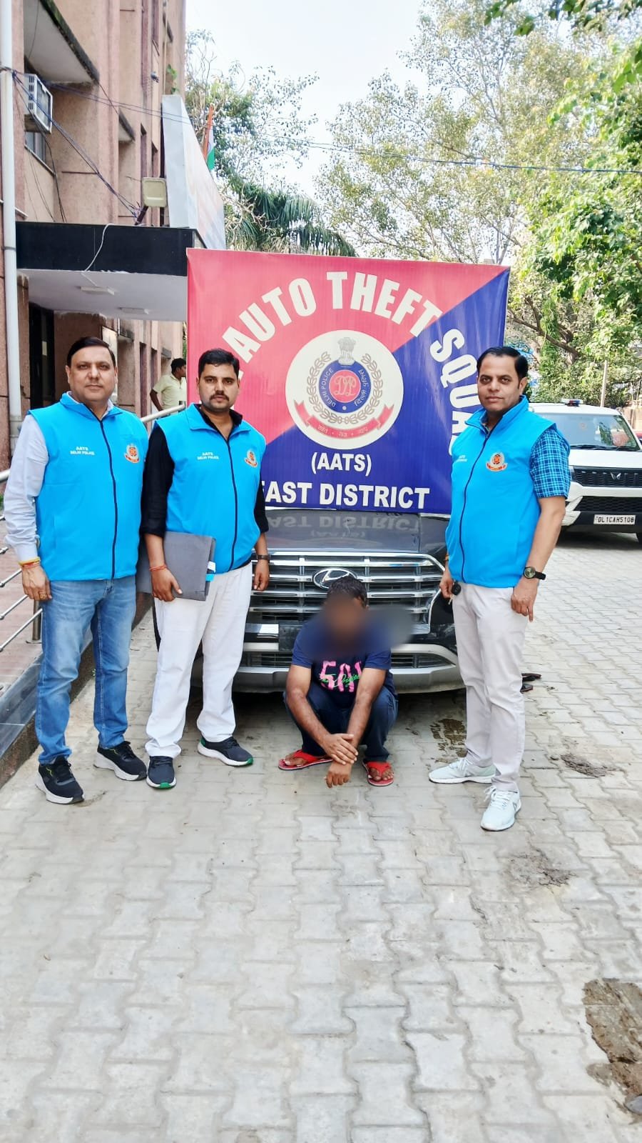Delhi Police AATS East team busts interstate vehicle theft gang in East Delhi; recovered luxury car visible.